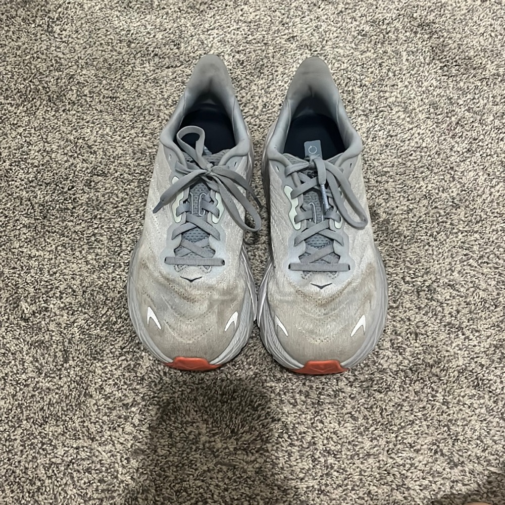 Hoka Arahi 6